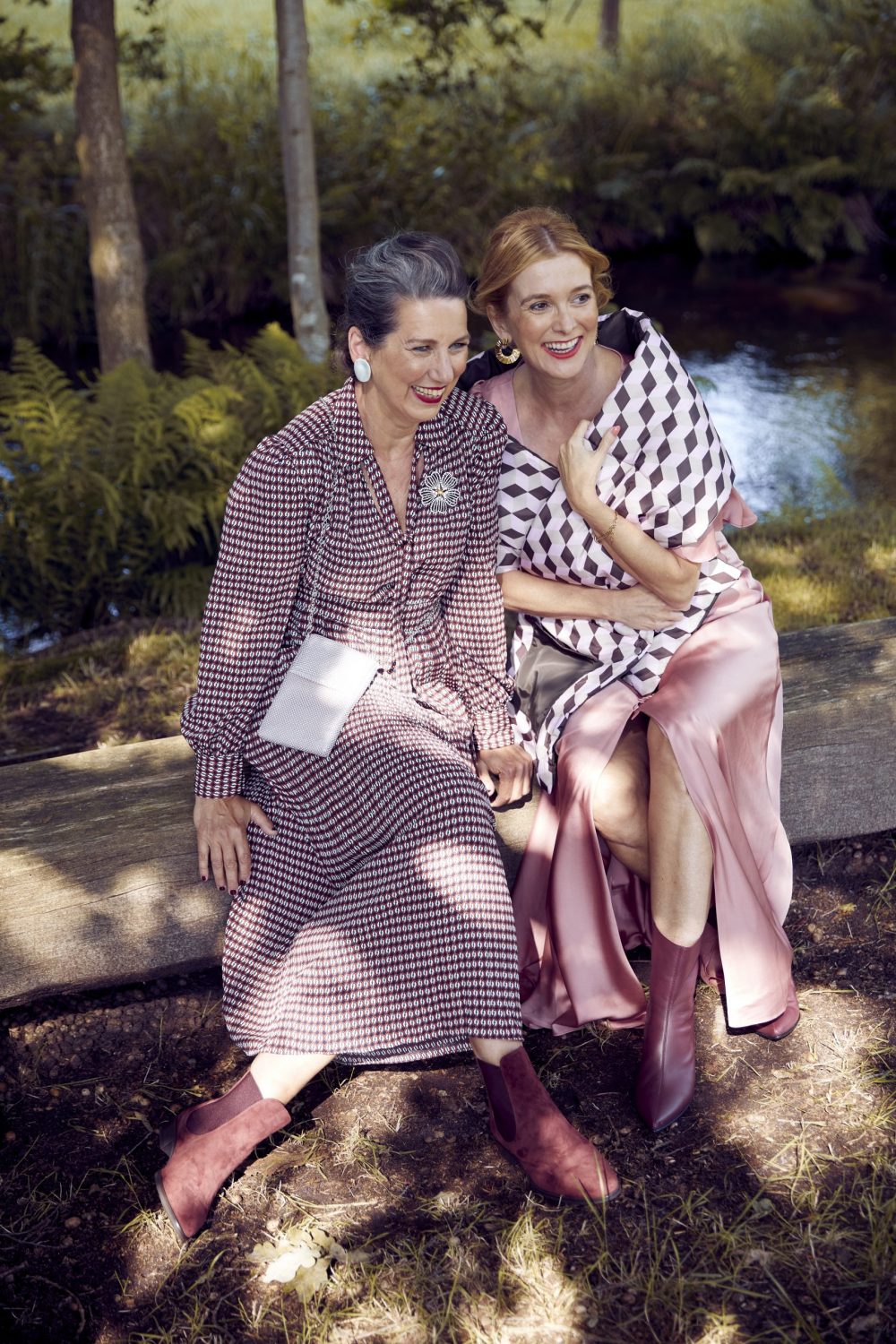 Tina 37/21 TRENDS 2021 am 02.07.21 mit Model: Patricia Grimm/ Elbmodels, Modelrelease für Tina 37/21; Model brünett: Martina Bleckert/ Modelrelease vorhanden; Produzentin/ Styling: Karina Mühlfarth & Inga Lehmann; H&M: Nini Nielsson/ Nina Klein; Fotograf: Nadine Fischer; Stichworte: Mode, Titel, Haar, blond, Wald, Bauernhof,  Kurzhaarschnitt, Bob,Volumen Natur,Herbst, Beauty; Close-Up, Bronzer, Contouring, natürlich