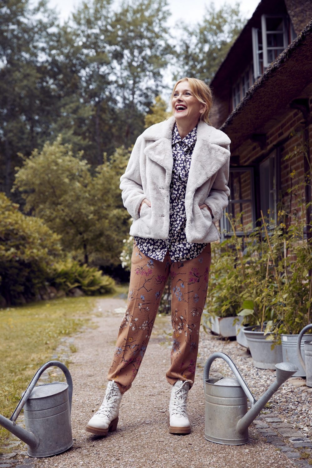 Tina 37/21 TRENDS 2021 am 02.07.21 mit Model: Patricia Grimm/ Elbmodels, Modelrelease für Tina 37/21; Model brünett: Martina Bleckert/ Modelrelease vorhanden; Produzentin/ Styling: Karina Mühlfarth & Inga Lehmann; H&M: Nini Nielsson/ Nina Klein; Fotograf: Nadine Fischer; Stichworte: Mode, Titel, Haar, blond, Wald, Bauernhof,  Kurzhaarschnitt, Bob,Volumen Natur,Herbst, Beauty; Close-Up, Bronzer, Contouring, natürlich