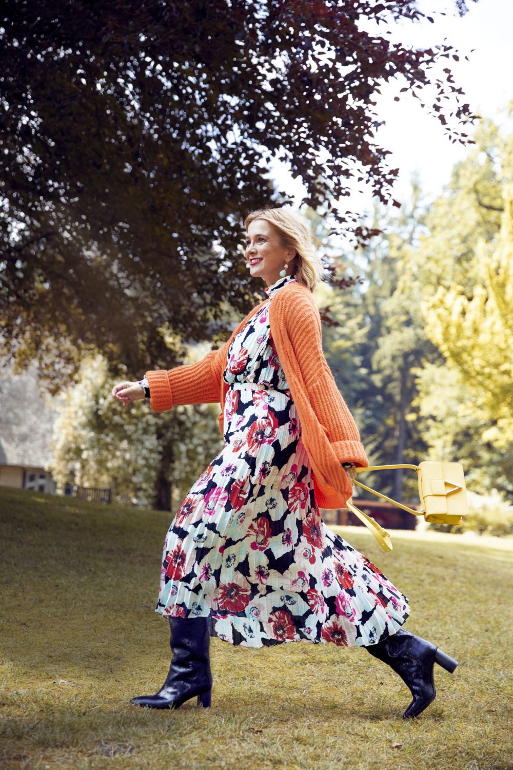Tina 37/21 TRENDS 2021 am 02.07.21 mit Model: Patricia Grimm/ Elbmodels, Modelrelease für Tina 37/21; Model brünett: Martina Bleckert/ Modelrelease vorhanden; Produzentin/ Styling: Karina Mühlfarth & Inga Lehmann; H&M: Nini Nielsson/ Nina Klein; Fotograf: Nadine Fischer; Stichworte: Mode, Titel, Haar, blond, Wald, Bauernhof,  Kurzhaarschnitt, Bob,Volumen Natur,Herbst, Beauty; Close-Up, Bronzer, Contouring, natürlich